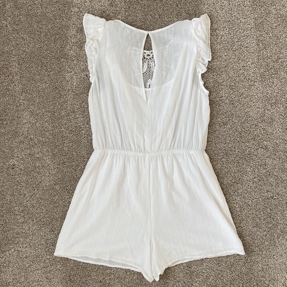 Express Ruffle Sleeve Romper - Picture 6 of 9